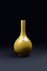 VASO A BOTTIGLIA - Vaso a bottiglia in porcellana gialla con decoro invisibile raffigurante drago  Cina  fine dinastia Qing  XX secolo.  [..]