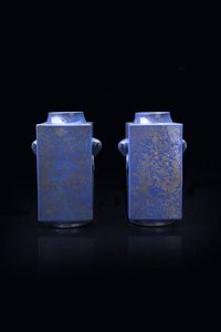 COPPIA DI VASI - Coppia vasi in porcellana blu con decoro in polvere d'oro  Cina  dinastia Qing  periodo Guangxu (1875-1908). h  [..]