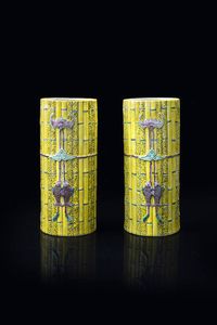 COPPIA DI VASI - Coppia di vasi in porcellana sagomata a forma di bambù con rilievi di pesci e pipistrelli  Cina  marca e del Periodo  [..]