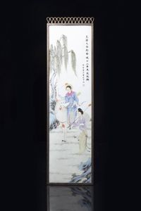 PLACCA IN PORCELLANA - Placca in porcellana dipinta raffigurante figure in un paesaggio  Cina  XX secolo. h cm 75 5x21 5