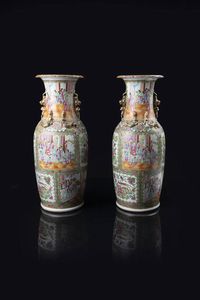 COPPIA DI VASI - Coppia di vasi in parcellana Canton con scene di corte entro riserve  Cina  dinastia Qing  XIX secolo. h cm 61