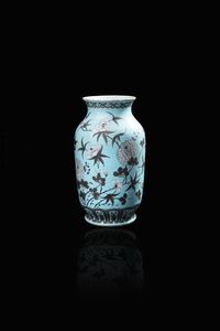 VASO DAYAZHAI - Vaso Dayazhai in porcellana su fondo turchese con uccello che vola tra fiori e rami  Cina  tarda dinastia Qing.  [..]