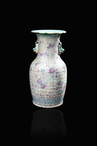 VASO IN PORCELLANA - Vaso in porcellana con manici a forma di drago  Cina  dinastia Qing  XX secolo. h cm 36x18