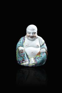 BUDAI - Budai seduto in porcellana con smalti policromi con collana da preghiera  Cina  XX secolo. h cm 27x23x22 5