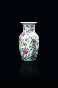 VASO IN PORCELLANA - Vaso in porcellana con decoro di peonie  Cina  Repubblica  XX secolo. h cm 35x16