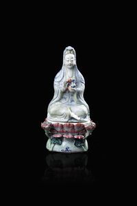 BUDDHA IN PORCELLANA - Buddha in porcellana Famiglia Rosa con base a forma di loto  Cina  dinastia Qing  epoca Guangxu (1875-1908). h  [..]