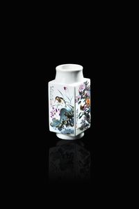 PICCOLO VASO - Piccolo vaso in porcellana a forma quadrata con decori di uccelli tra i fiori  Cina  Repubblica  XX secolo. h  [..]