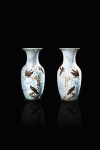 COPPIA DI VASI - Coppia di vasi in porcellana con decori di uccelli tra i fiori  Cina  dinastia Qing  XX secolo. h cm 42 5x19