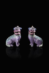 COPPIA DI CANI DI PHO - Coppia di cani di Pho in porcellana in smalti policromi  Cina  dinastia Qing  XIX secolo. h cm 21 5x14