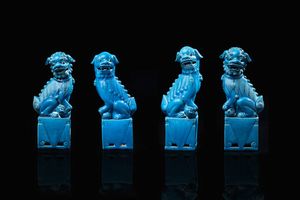 LOTTO DI QUATTRO CANI DI PHO - Lotto di quattro cani di Pho in porcellana color turchese  Cina  XX secolo.  h cm 37x13