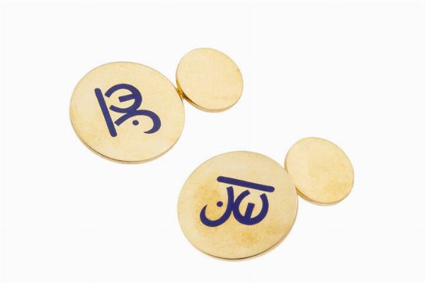 TIFFANY & CO. : Peso gr 15 6 Coppia di gemelli in oro 14 Kt  firmati Tiffany & Co  di forma rotonda con scritte in smalto blu Corredato di sacchettino della maison  - Asta Asta 196 Gioielli - Associazione Nazionale - Case d'Asta italiane