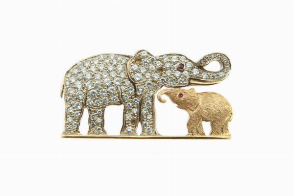 SPILLA : Peso gr 12 6 cm 2x4 in oro giallo satinato e bianco  con due elefanti di cui uno in pav di diamanti taglio brillante per totali ct 1 50 ca  - Asta Asta 196 Gioielli - Associazione Nazionale - Case d'Asta italiane