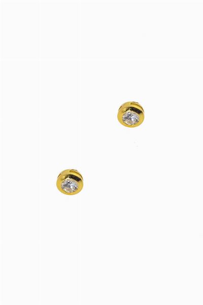 COPPIA DI ORECCHINI : Peso gr 2 2 in oro giallo con due diamanti taglio brillante per totali ct 0 40 ca  - Asta Asta 196 Gioielli - Associazione Nazionale - Case d'Asta italiane