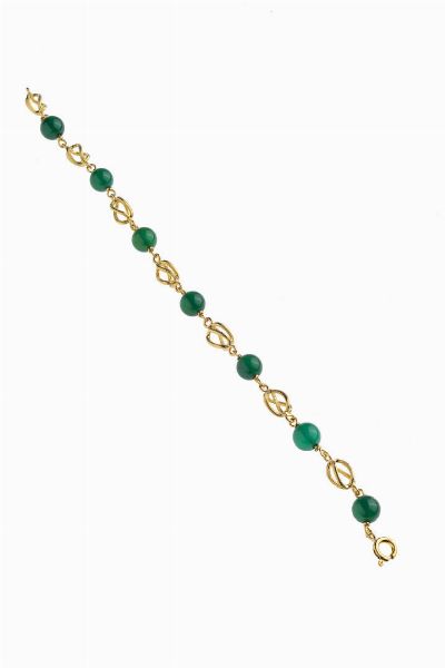 BRACCIALE : Peso gr 8 6 Lunghezza cm 17 in oro giallo composto da ovali traforati ed intrecciati alternati a sfere di agata verde del diam di mm 7 0 ca  - Asta Asta 196 Gioielli - Associazione Nazionale - Case d'Asta italiane