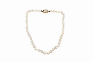 GIROCOLLO - Lunghezza cm 46 composto da un filo di perle giapponesi del diam di mm 8 5 e 9 0. Chiusura in oro giallo e bianco  [..]