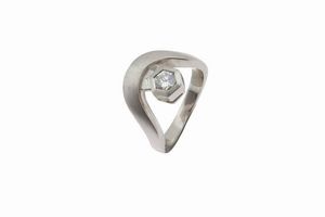 CIRIO-TORINO - Peso gr8 4 Misura 12 (52) Anello in oro bianco satinato  firmato Cirio-Torino con al centro diamante taglio brillante  [..]