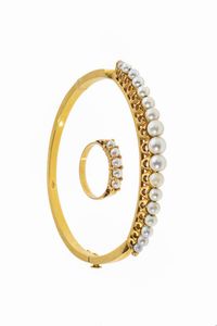 DEMI-PARURE - Peso gr 22 3 composta da bracciale rigido ed anello in oro giallo: decorate con perline dal diam di mm 2 5 a 5
