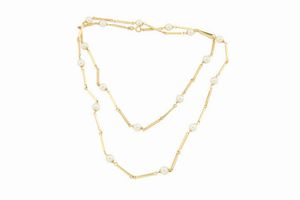 COLLANA - Peso gr 27 2 Lunghezza cm 80 composta da segmenti rigidi in oro giallo alternati a perle giapponesi del diam di  [..]