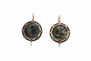 COPPIA DI ORECCHINI - in argento ed oro  a bassa caratura  a monachella  con due monete romane