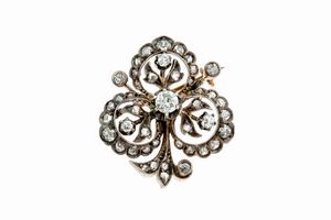 SPILLA - Peso gr 7 3 in oro a bassa caratura ed argento  a forma di trifoglio  XIX secolo  con diamanti taglio brillante  [..]