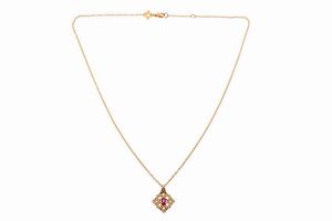 CATENA CON CIONDOLO - Peso gr 5 1 in oro rosa  di forma romboidale con rubino centrale di ct 0 30 ca ed arabesco in diamanti taglio  [..]