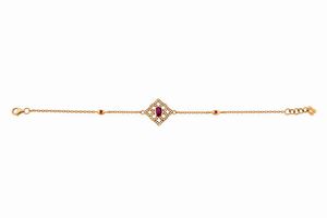 BRACCIALE - Peso gr 5 3 in oro rosa al centro elemento romboidale arabescato con rubino di ct 0 64 ca e diamanti taglio brillante  [..]