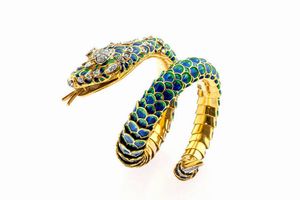 BRACCIALE - Peso gr 151 5 in oro giallo  a forma di serpente  con scaglie in smalto blu e verde; testa con lingua in smalto  [..]