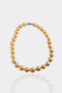 GIROCOLLO - Lunghezza cm 43 composto da un filo di perle australiane variet gold dal diam di mm a 12 5 a 14. Chiusura in  [..]