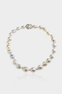 COLLANA - Lunghezza cm 45 composta da perle australiane scaramazze. Chiusura a forma di 8 in oro giallo e bianco con diamanti  [..]