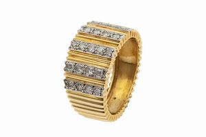 ANELLO - Peso gr 6 6 Misura 12 (52) in oro giallo  a fascia fesonata  con file verticali di diamanti taglio brillante per  [..]
