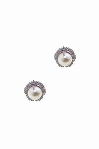 COPPIA DI ORECCHINI - Peso gr 6 5 in oro bianco  a lobo  con perle giapponesi del dima di mm  8 e contorno di piccoli diamanti taglio  [..]