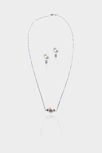 DEMI-PARURE - Peso gr 6 1 in oro bianco  composta da coppia di orecchini a lobo con due diamantini ed una perla del diam di  [..]