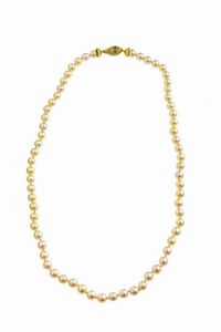 COLLANA - Lunghezza cm 56 composta da un filo di perle giapponesi del diam di mm 7 ca. Chiusura in oro giallo a barilotto  [..]