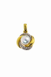 CIONDOLO - Peso gr 5 5 in oro giallo e bianco  con al centro perla giapponese del diam di mm 8 5 ca e piccoli diamantini  [..]