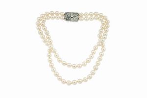 COLLIER DE CHIEN - Lunghezza cm 38 composto da due fili di perle giapponesi del diam di mm 8 5. Chiusura in oro bianco  geometrica  [..]