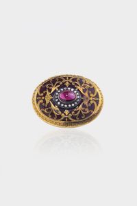 SPILLA - Peso gr 14 0 in oro a bassa caratura  di forma ovale  decorata con smalto rosso ed al centro un granato cabochon  [..]