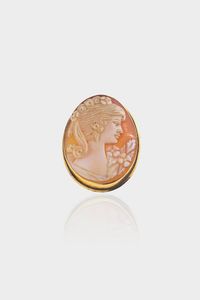 SPILLA-CIONDOLO - Peso gr 6 2 in oro giallo con cammeo inciso con ritratto femminile