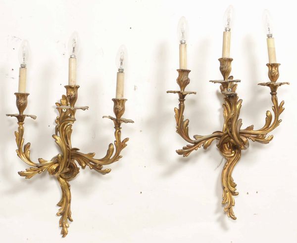 Coppia di appliques in bronzo dorato a tre luci in stile Luigi XV  - Asta Una Propriet Lombarda | Cambi Time - Associazione Nazionale - Case d'Asta italiane