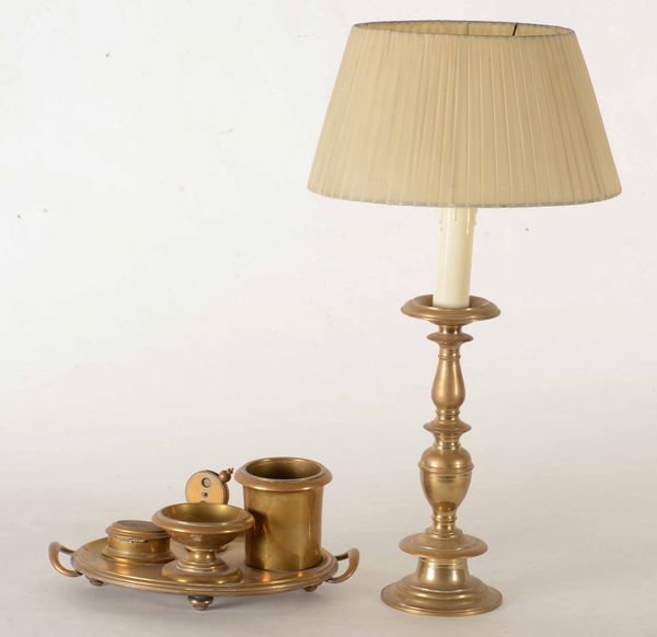 Set da scrivania e candeliere montato a lampada in ottone  - Asta Una Propriet Lombarda | Cambi Time - Associazione Nazionale - Case d'Asta italiane