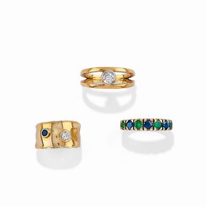 Tre anelli con diamanti, zaffiri, smeraldi e pietra sintetica  - Asta Love is in the air / Gioielli - Associazione Nazionale - Case d'Asta italiane
