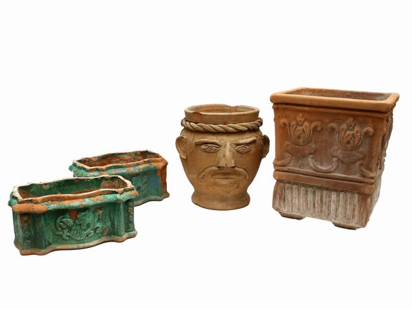 Quattro vasi d'epoca da giardino in terracotta  - Asta Curiosit siciliane e strumenti musicali da Casa D'Agata - Associazione Nazionale - Case d'Asta italiane