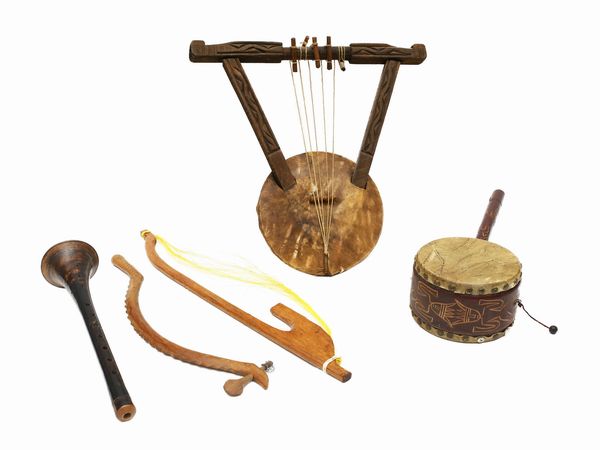 Cinque strumenti musicali tribali  - Asta Curiosit siciliane e strumenti musicali da Casa D'Agata - Associazione Nazionale - Case d'Asta italiane