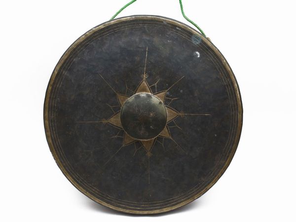 Gong in ferro patinato  - Asta Curiosit siciliane e strumenti musicali da Casa D'Agata - Associazione Nazionale - Case d'Asta italiane
