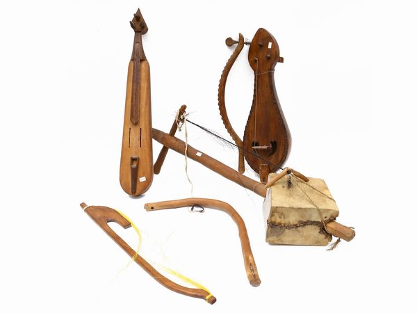 Tre strumenti tribali ad arco  - Asta Curiosit siciliane e strumenti musicali da Casa D'Agata - Associazione Nazionale - Case d'Asta italiane