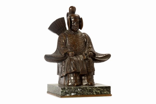 Scultura in bronzo raffigurante dignitario seduto, Giappone periodo Meiji  - Asta Arte Orientale - Associazione Nazionale - Case d'Asta italiane