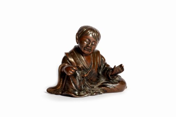 Piccola scultura in bronzo raffigurante bambino seduto, Giappone periodo Meiji  - Asta Arte Orientale - Associazione Nazionale - Case d'Asta italiane