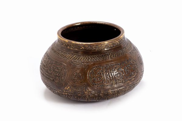 Ciotola in bronzo cesellato, Siria secolo XV  - Asta Arte Orientale - Associazione Nazionale - Case d'Asta italiane