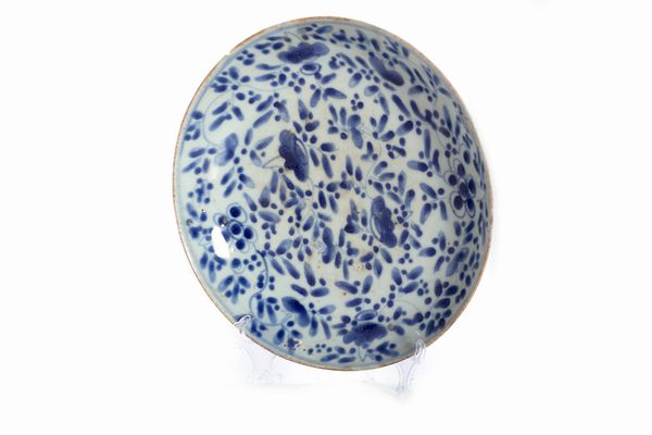 Piatto in porcellana Zhangzhou (Swatow) bianca e blu, Cina periodo Kangxi  - Asta Arte Orientale - Associazione Nazionale - Case d'Asta italiane