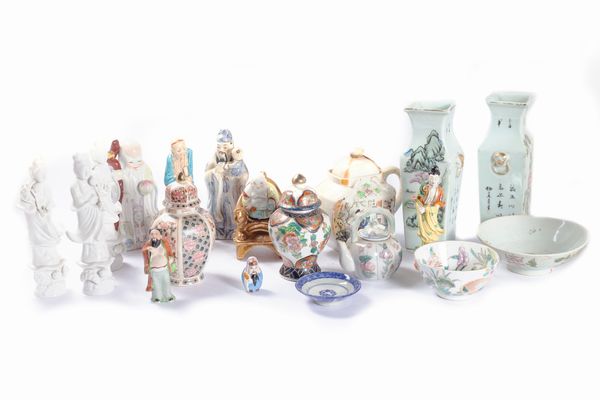 Lotto composto da diciannove oggetti in porcellana, Cina secolo XX  - Asta Arte Orientale - Associazione Nazionale - Case d'Asta italiane