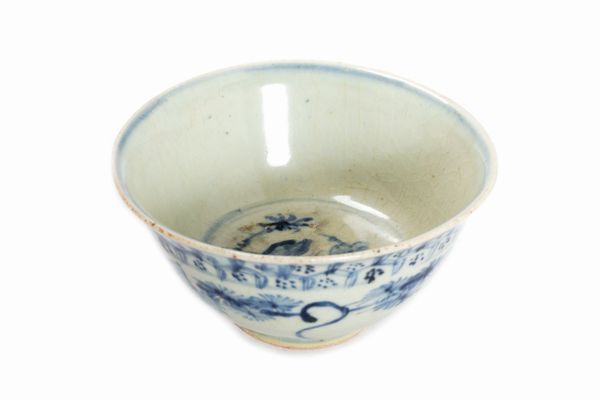 Ciotola in porcellana bianca e blu con decorazioni floreali e geometriche, Cina periodo Ming - Qing  - Asta Arte Orientale - Associazione Nazionale - Case d'Asta italiane